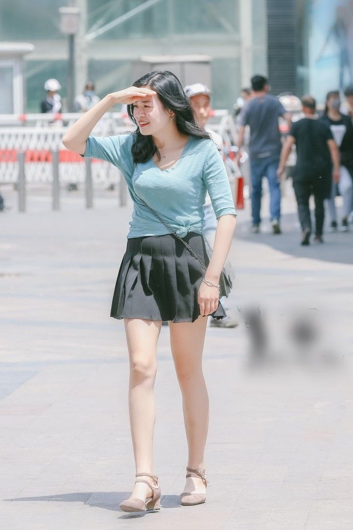 街拍：美女身材真好，怎样穿都能表现曼妙的身段曲线！