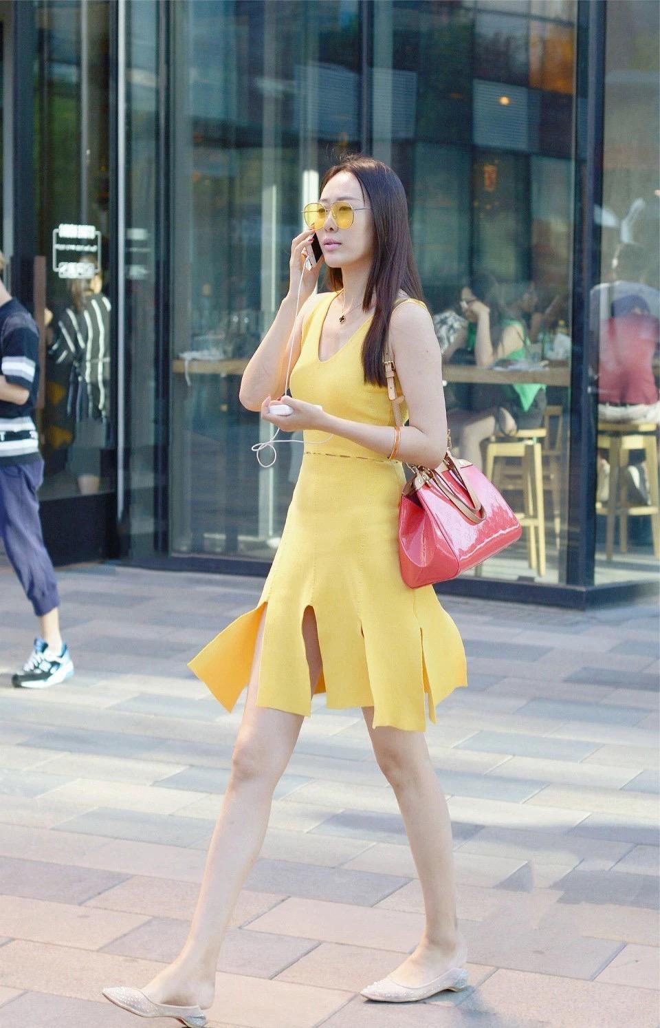 『小姐姐』时尚美女街拍::小姐姐身材高高瘦瘦的很完美,衣服和眼镜黄色好看吗?