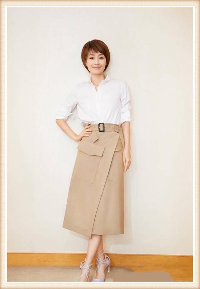 马伊琍越来越敢穿!42岁穿抹胸裙尽显S身姿，难怪文章要吃回头草