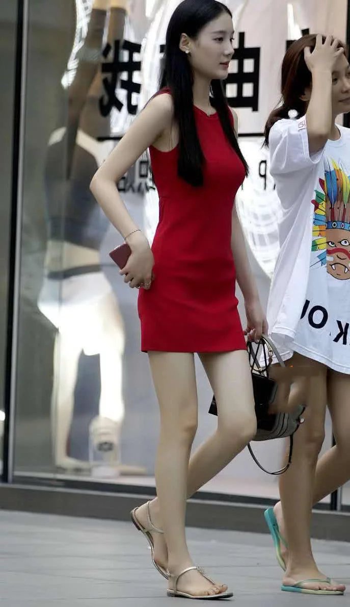 丰满小姐姐紧身裙显凹凸线条，很有看点