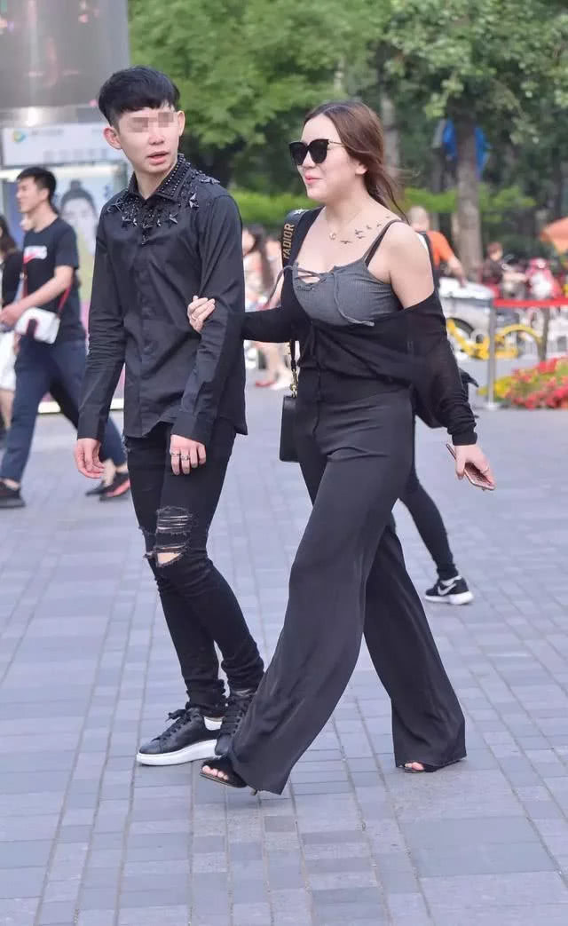 街拍 成熟大气丰满有气质的大姐姐，肤白如玉，很漂亮！