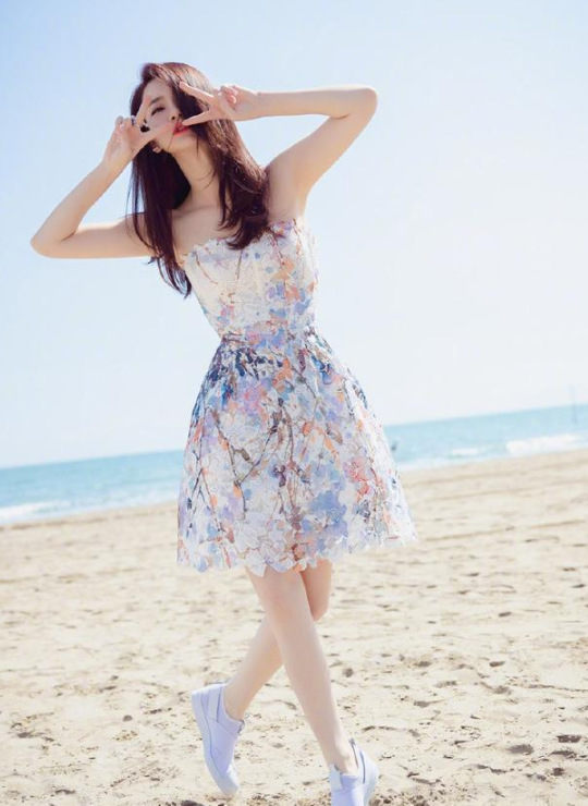 戚薇厉害了！卫衣搭配超短裤少女感十足，网友：李承铉鞋子亮了