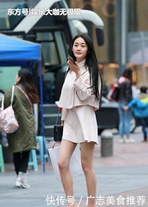  美女■街拍：娇小玲珑的美女，一件格子上衣配打底裤，时尚性感靓丽气息
