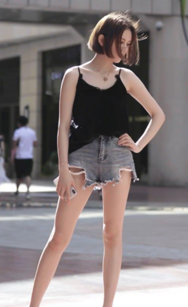 『服饰』街拍美图：小姐姐肤白貌美颜值佳，服饰设计感十足，优雅又时髦！