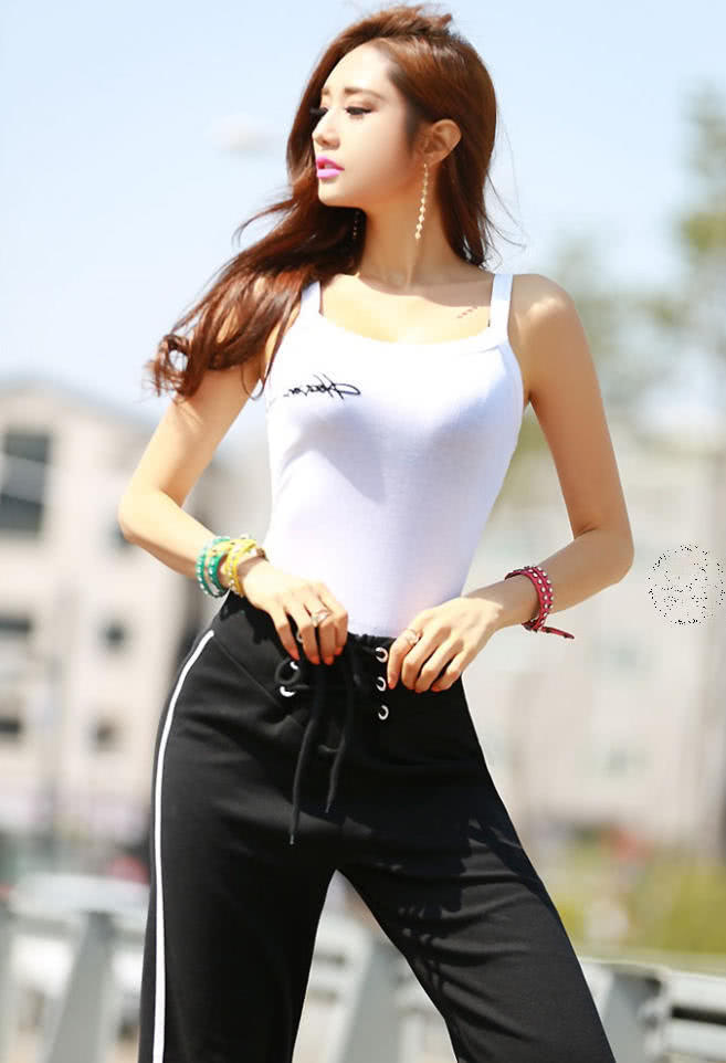 气质小姐姐紧身运动装裹出曼妙身姿，做一个精致小女人