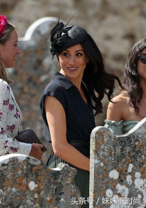 梅根眼镜黄金打造，哈里王子皮鞋破了洞，跟嫂嫂凯特王妃一样节俭