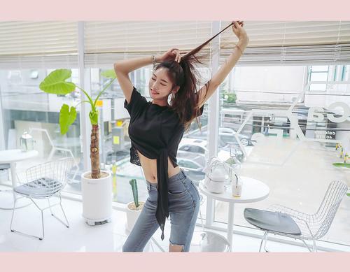 路人街拍，长相清秀的小姐姐，穿着简单又出众，洋溢着青春的气息