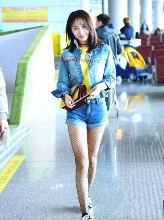 李菲儿真的太敢穿了，机场私服女人味十足，开扣裤子设计最是大胆