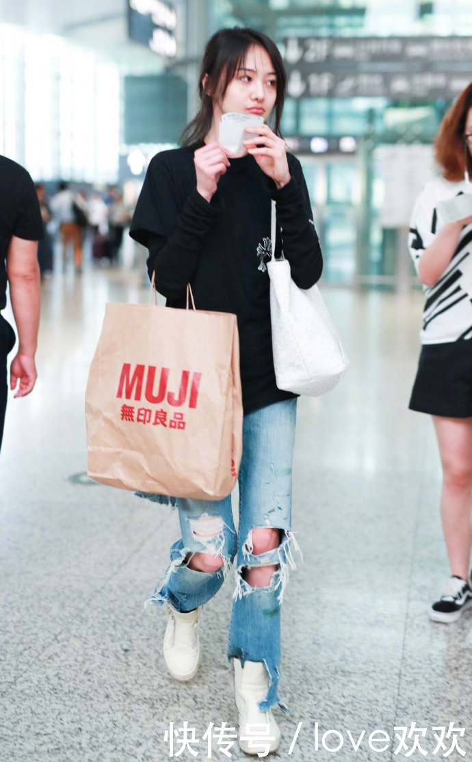 破洞牛仔裤依旧流行！何穗的裤子破洞好大，陈瑶腿真细