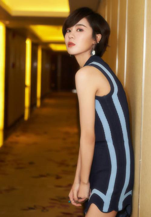 郁可唯真养眼，蓝色裙子再现“腿姐”传奇，一侧身还以为是泳衣！