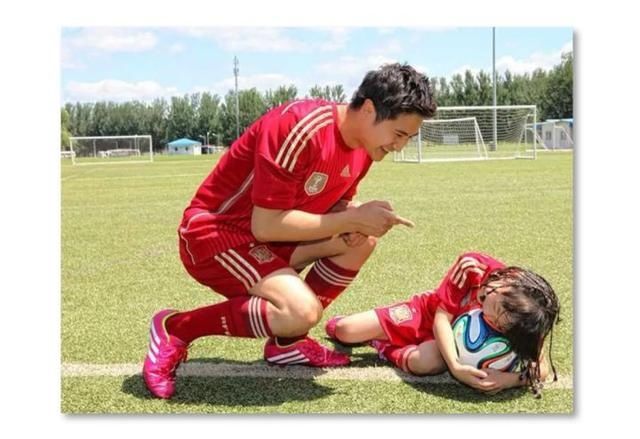 还在剪刀手嘟嘟嘴？制霸朋友圈的高逼格旅行亲子照这样拍