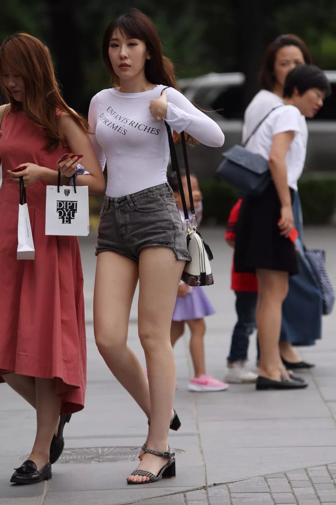 街拍热裤白色体恤的漂亮长腿小姐姐