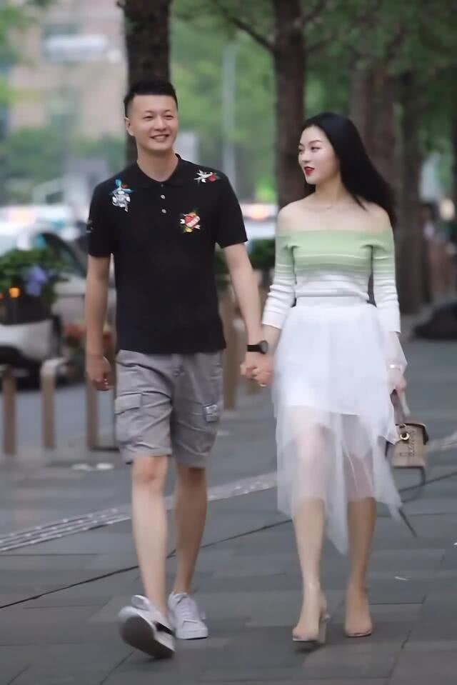  『女生』有种“秀恩爱”叫“你穿小白鞋，我穿高跟鞋”，女生：好甜蜜，好养眼！