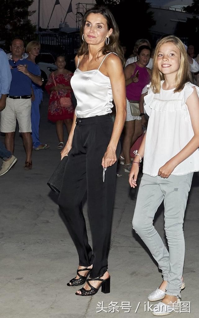 西班牙王后莱蒂齐亚90年代的时尚凉鞋，引爆时尚潮流