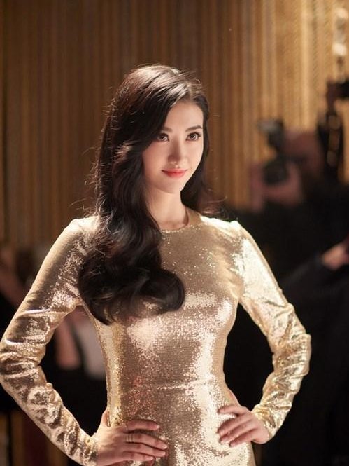 唐嫣和景甜同穿金色礼服，网友:公主和女王的气质一眼就看出来了