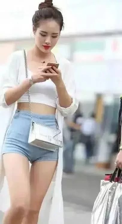 紧身牛仔短裤的气质小姐姐，白皙肌肤让人忍不住多看一眼