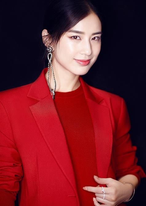 黄圣依穿高衩长裙亮相，性感十足，直接露出一条腿，网友：太豪放