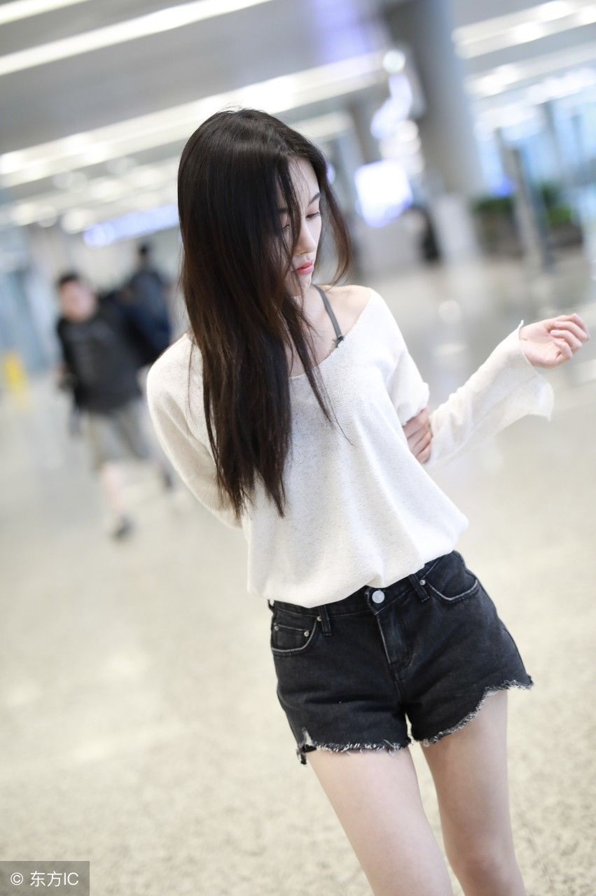 鞠婧祎黑白穿搭精致亮相，肤白貌美大长腿