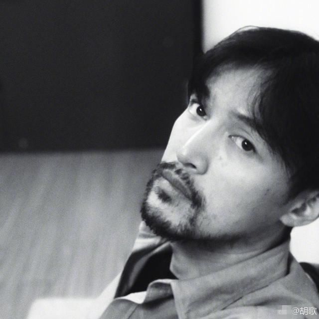 胡歌深夜发微，疑是对最近与薛佳凝的传言做出回应