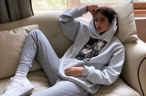 不走秀就回去继承家业？沙特史上第一位走上高定秀场的模特就是她