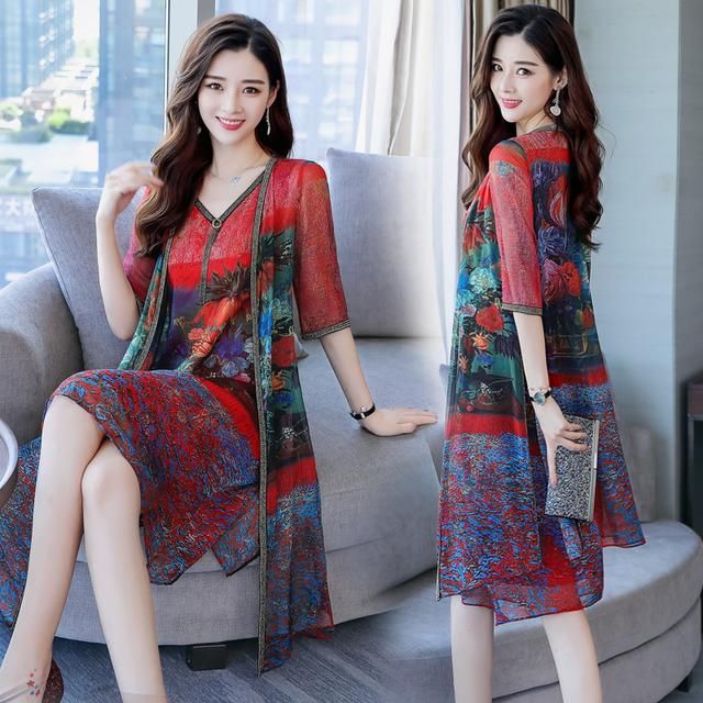 一旦超过53岁,打扮要年轻点!穿这素雅裙,端庄优雅超嫩美