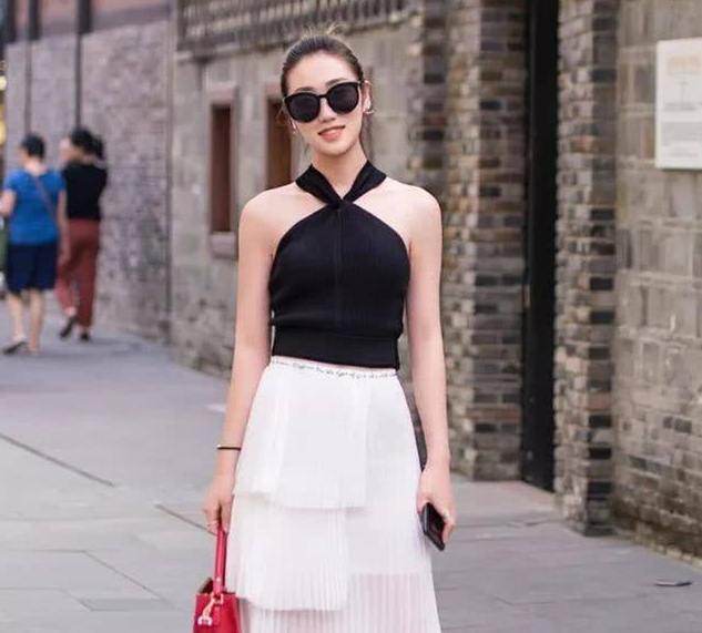 街拍：时尚飘逸优雅大方的小姐姐，穿着性感靓丽完美凸显女人曲线