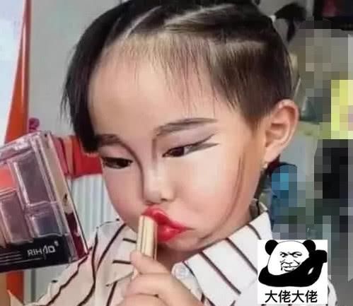 3岁小女孩被妈妈渲染爱美之心，学其化妆火遍全网，结果很惊艳！