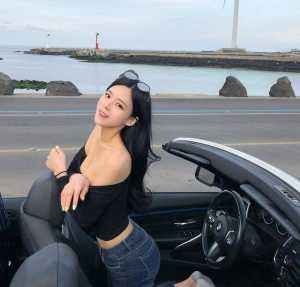  「魅力」修身牛仔裤显优雅气质，明艳动人更自信，凸显女人的完美曲线！