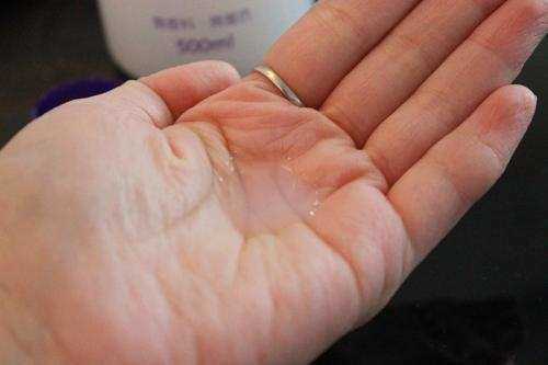 35岁大姐皮肤如莹润光滑,睡前用一种膏美白,无斑无皱