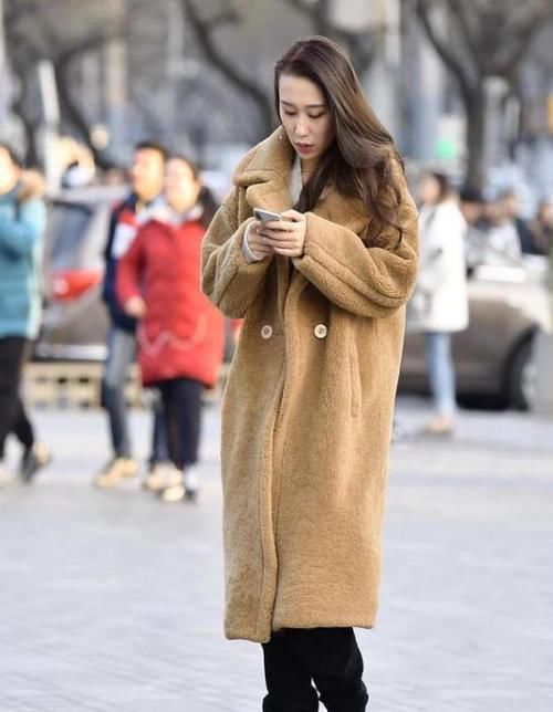  [碎花]街拍：面带微笑的美女，一条黑色碎花连衣裙，时尚达人气质
