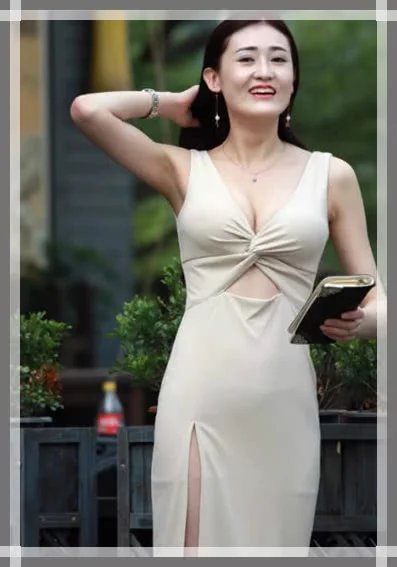 肉肉的小姐姐穿吊带长裙风姿绰约，及腰长发轻舞飞扬