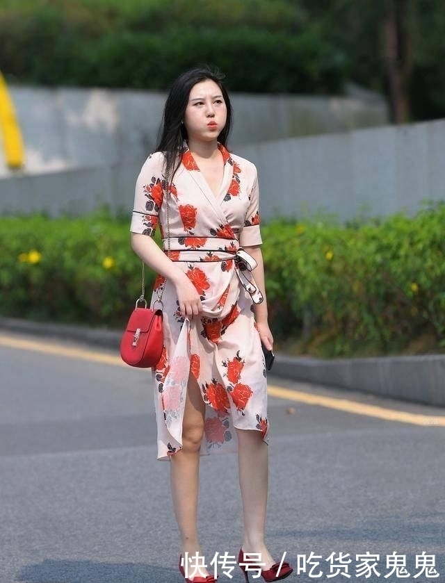 和服：休闲穿搭碎花紧身裙，尽显微胖性感身材，街拍：面容憔悴的小姐姐