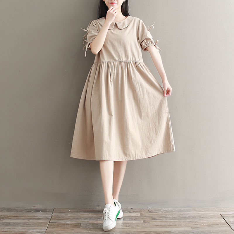 瞧瞧下图的女生，真有眼光，相中这么清爽又时尚的连衣裙