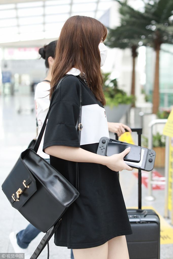 女大十八变！徐娇玩下衣失踪秀筷子腿 戴口罩长发飘飘少女力max