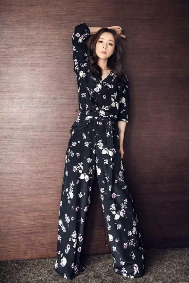 张静初白T搭阔腿裤秀“度假风”，网友：头上“农民工草帽”火了