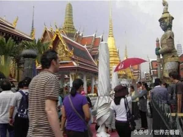 去泰国旅游的中国游客，请注意一下自己的身份，丢脸在国内就好