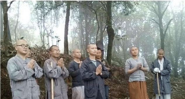 30名研究生放弃百万年薪，集体去云海寺出家当和尚，家长痛心疾首