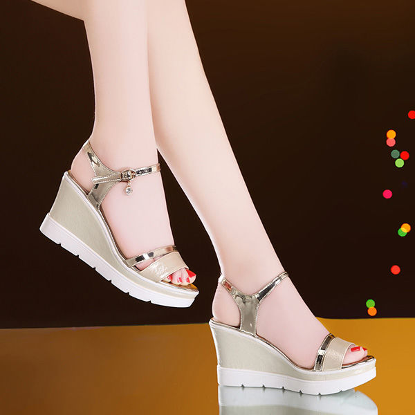 原来高跟凉鞋不仅是为了长高，“裸背”凉鞋拉伸腿长，比例更完美