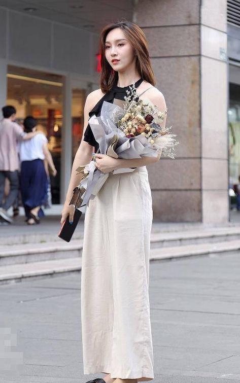 街拍：穿时尚短裙的摆拍，露出嫩白锁骨，真是高调！