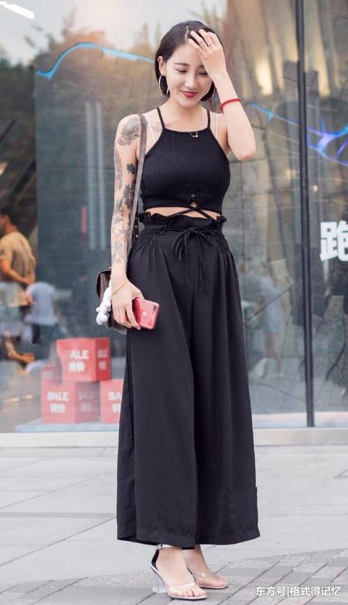 有小酒窝的美女，笑起来锁骨很美，但是“臂花”更美更吸人眼球！