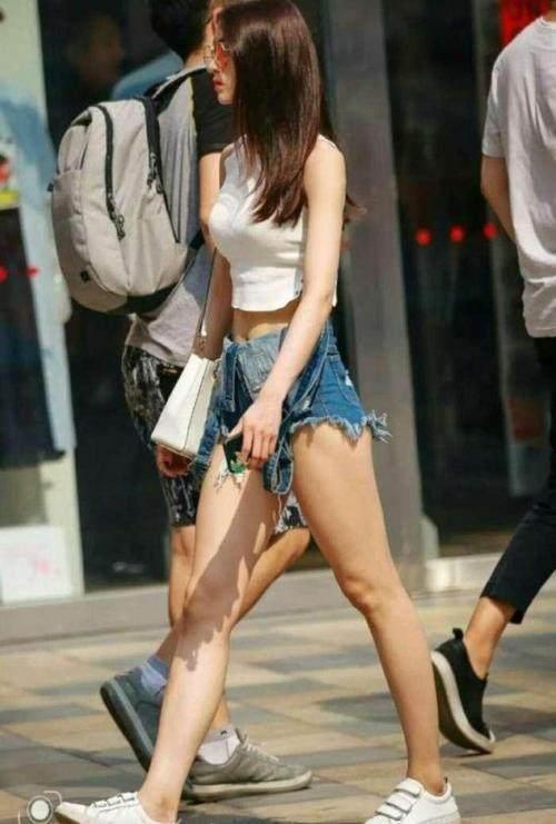 街拍：小美女淡紫色抹胸上衣小短裤出街，皮肤白嫩美腿诱人！