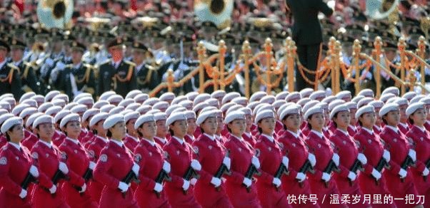 阅兵时的女兵想上厕所，除了军用“尿不湿”，她们只能这样做