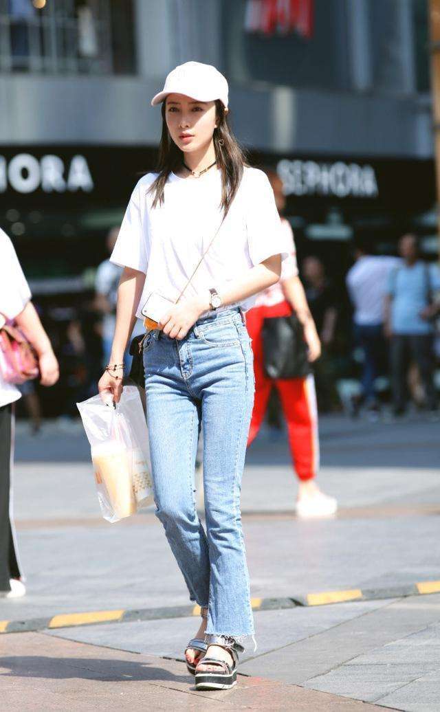 路人街拍: 长发小姐姐靓丽的紧身打扮, 太好看了, 简直美炸了!