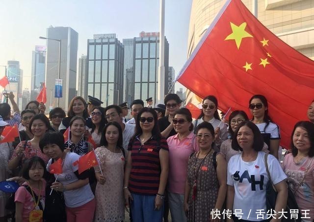  照亮@今晨，巨幅五星红旗照亮香港金紫荆广场