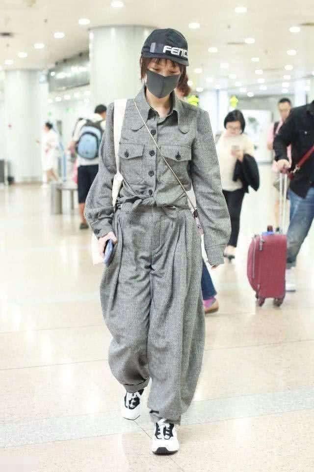 同穿“纸袋裤”，沈梦辰帅气有型，吴昕秒变小矮人!