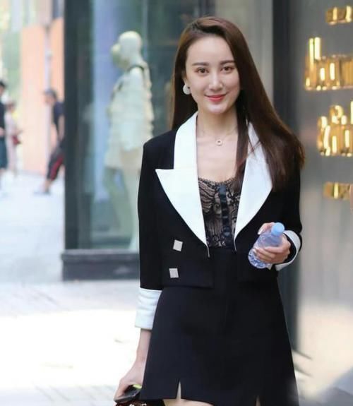  『气质』街拍：气质高雅的美女，一条深蓝色连衣裙，时尚魅力女神气质