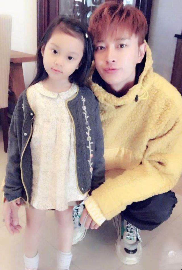 #跳舞#7岁甜馨长成大姑娘,穿运动装陪妈妈跳舞健身,这种乖巧让人心疼
