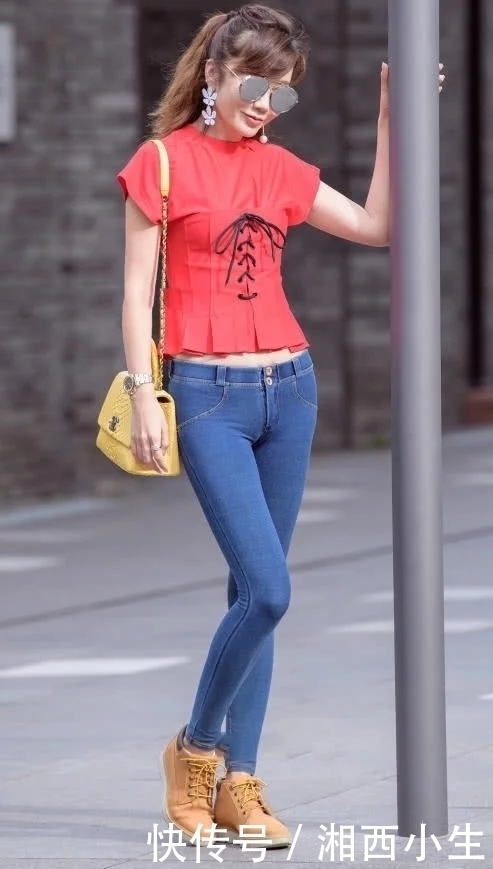 街拍：气质大姐姐窈窕的身材搭配紧身牛仔裤，魅力十足！