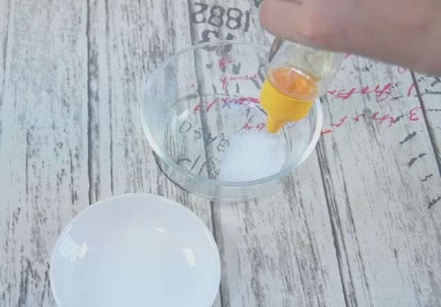 把蜂蜜放在白糖上太厉害了！解决了女人夏天的烦恼，实用还省钱