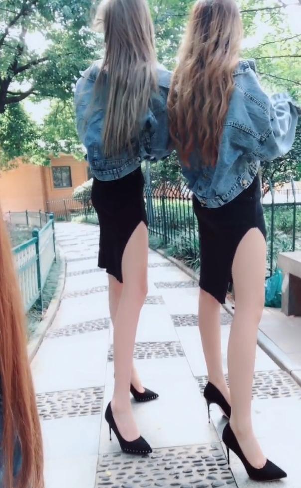 街拍：一对姐妹花街头秀美腿，这样穿回头率高